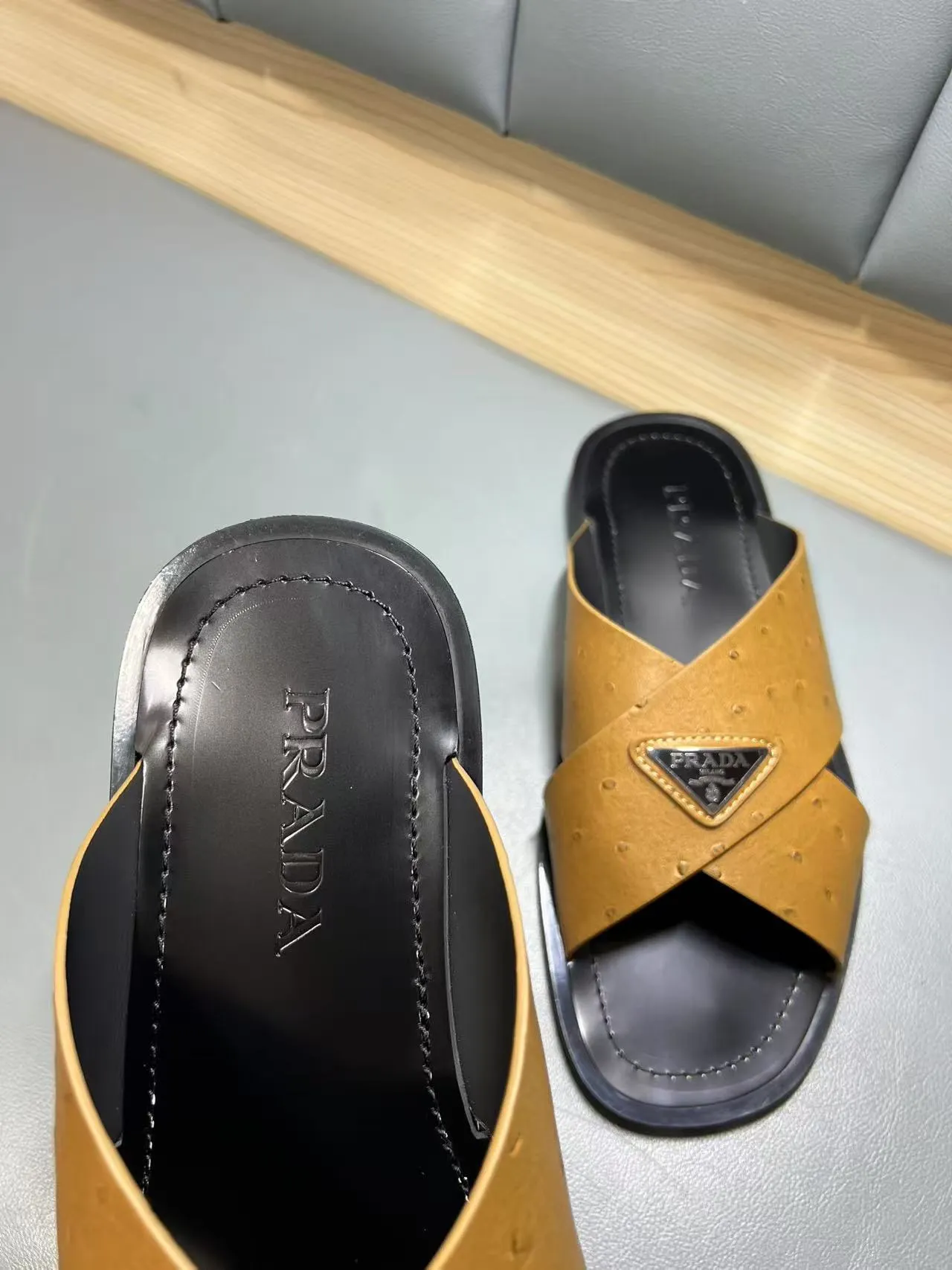 340💰PRADA Prada’s latest slippers are synchronized with the official website. This slipper is made of the brand’s unique and iconic Saffiano leather. The brand logo jumps out from the double straps, and the brand style is clearly visible. Cowhide gives men elegant charm and functional design, making it an ideal choice for vacation and leisure. Size:38-45